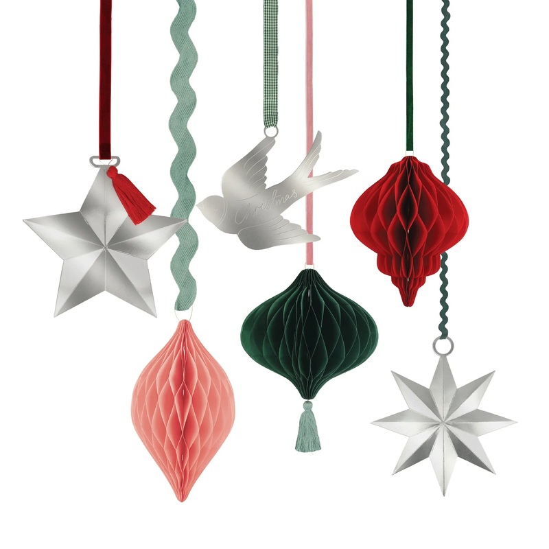 CLASSIC CHRISTMAS HANGING DECORATIONS