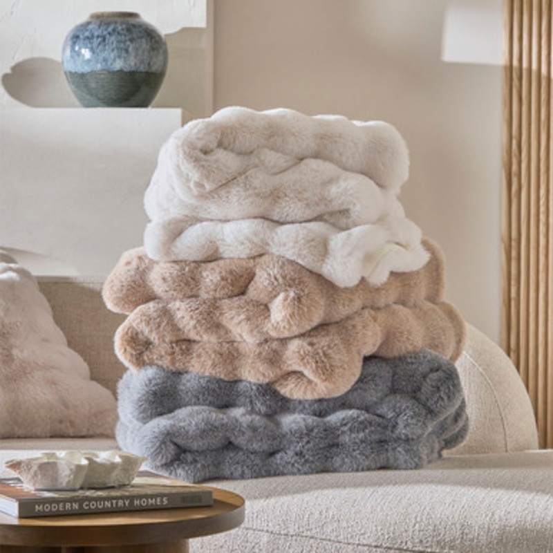 Prague Faux Fur Throw [MUSSPRAGUT24A]