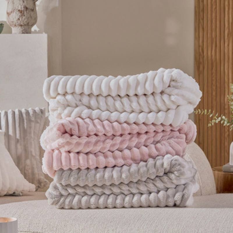 Denali Faux Fur Throw [MUSLDENAT21]